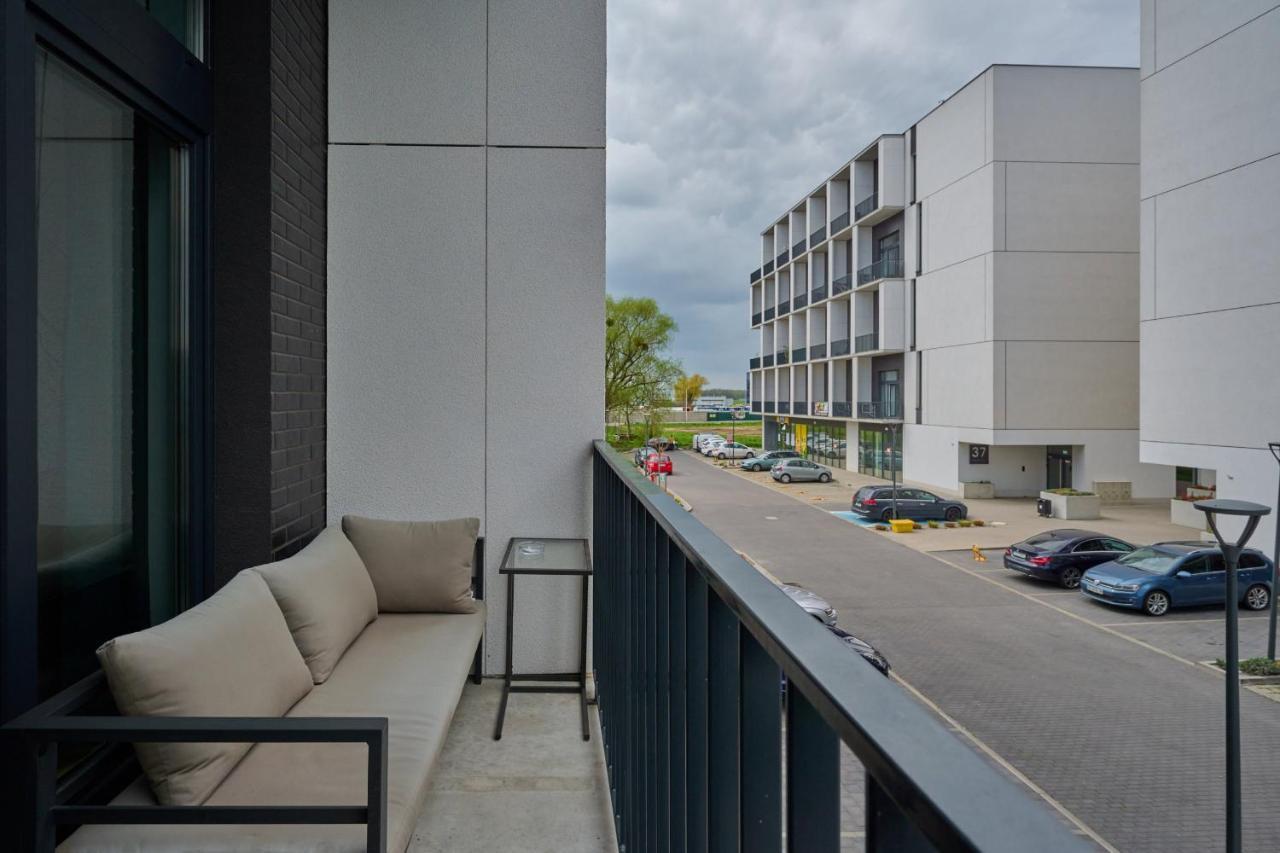 Mezzanine Studio Apartments Zarembowicza Wroclaw Airport By Renters Exterior photo